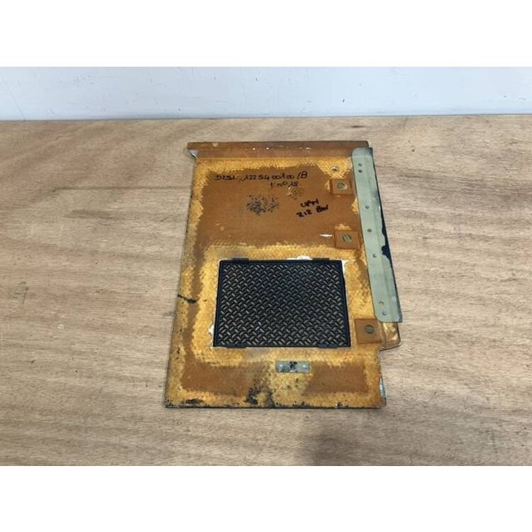 CLOSING PANEL RH P/N: D2511220800100 S/N: SI037052