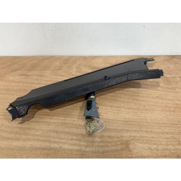 FOAM STRIP ASSY FRT RH P/N: D2511227600000 S/N: SI018046