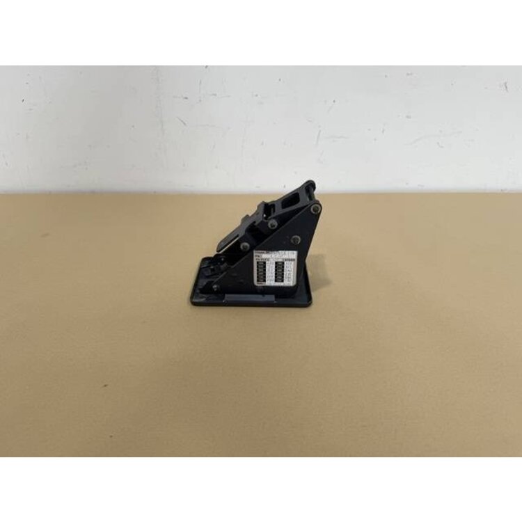 BRACKET ASSY COMPASS P/N: D2511007300500 S/N: SI070043