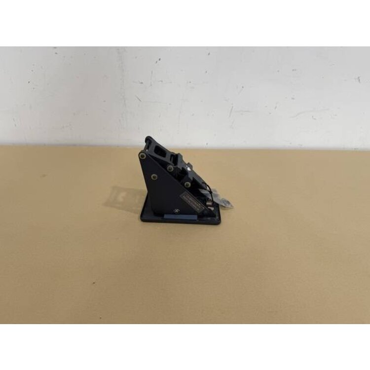 BRACKET ASSY COMPASS P/N: D2511007300500 S/N: SI070044
