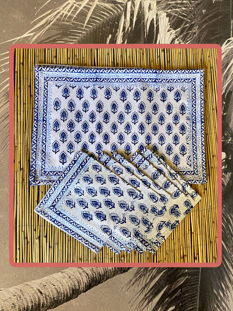 Blue white placemat set with napkins