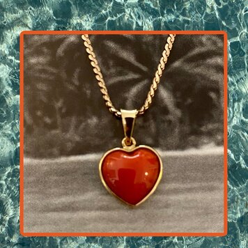Coral heart large 18 crt gold setting