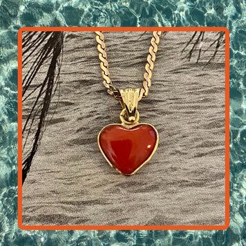 Coral heart charm small 18 crt gold setting