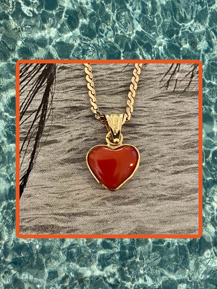 Coral heart charm small 18 crt gold setting