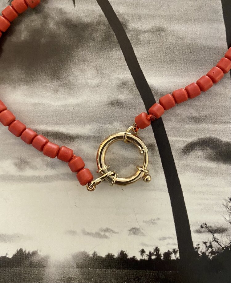 Coral necklace big lock 14 crt
