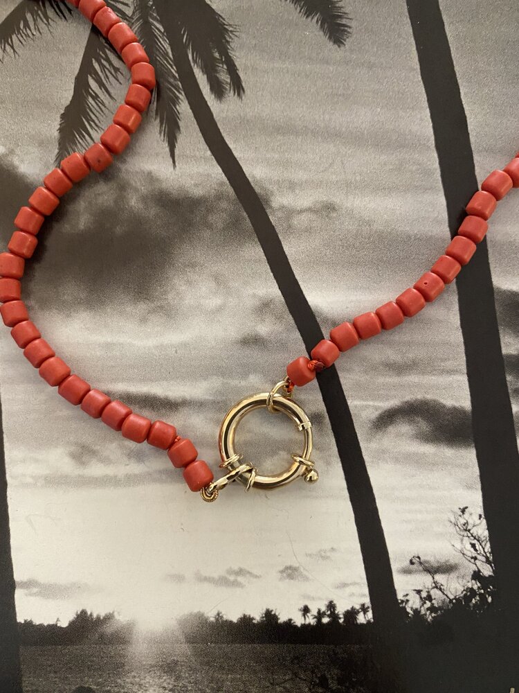 Coral necklace big lock 14 crt
