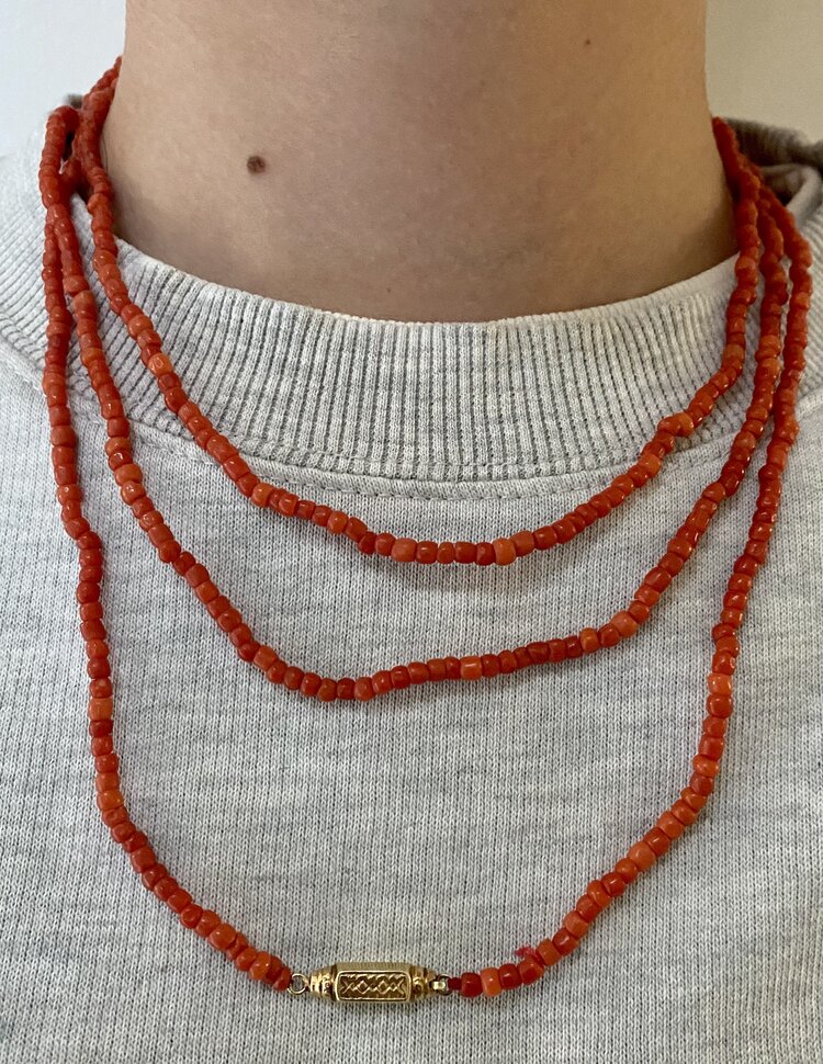 Very long coral necklace with bar lock 14 cr
