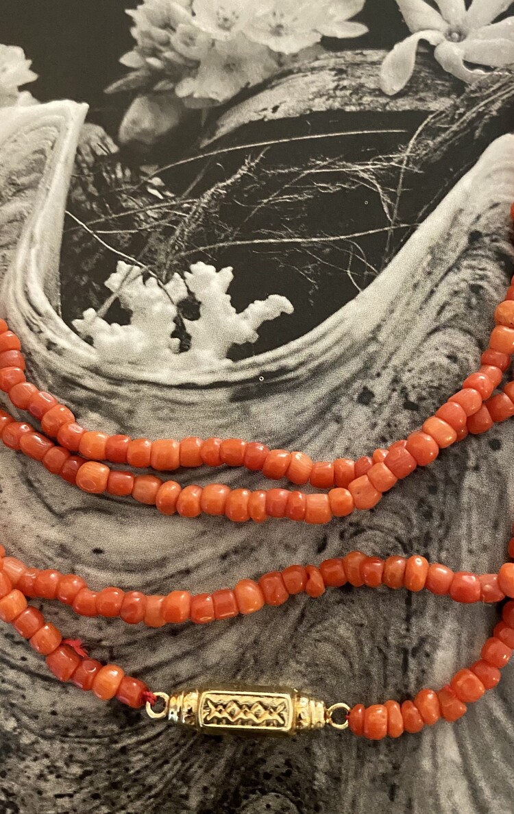 Very long coral necklace with bar lock 14 cr