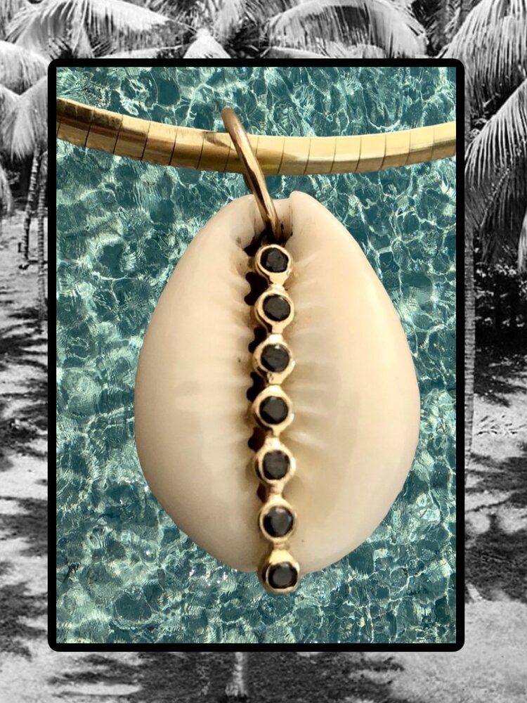 Black Diamond Cowrie hanger 14 crt