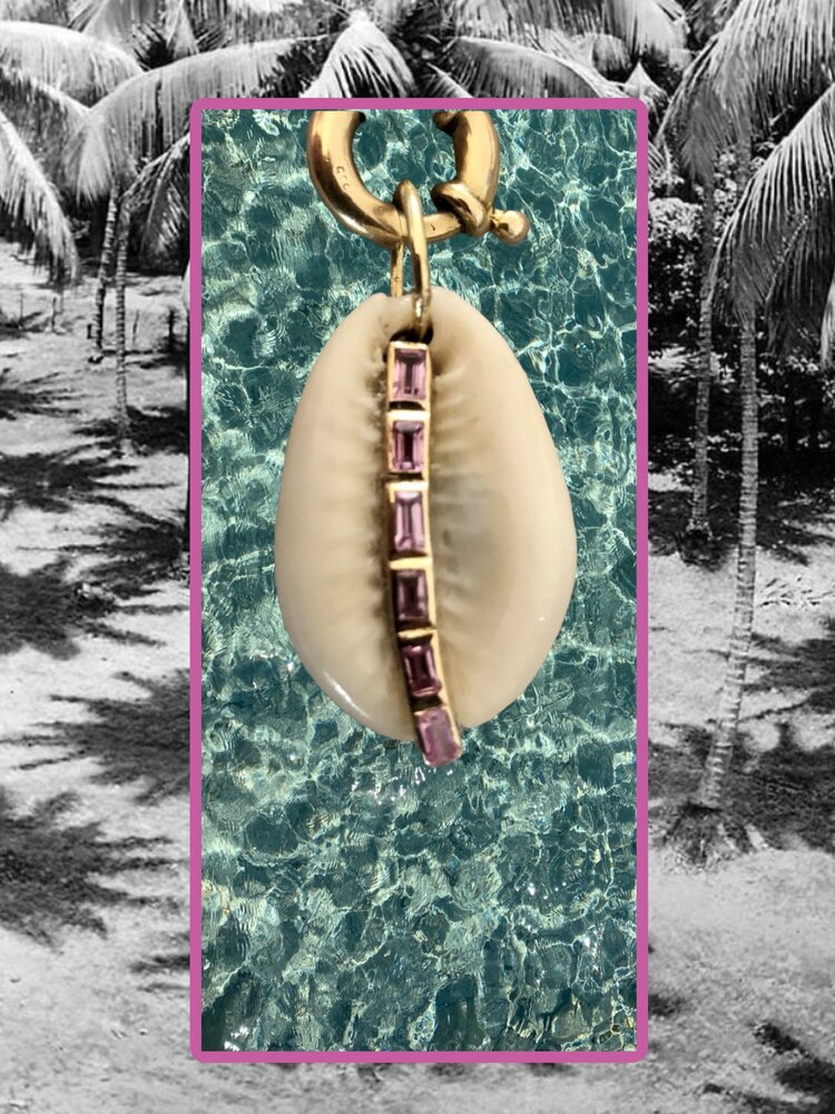 Cowrie charm pink Sapphire inlay 14 crt