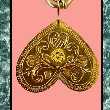 Encarved large heart 18 crt gold