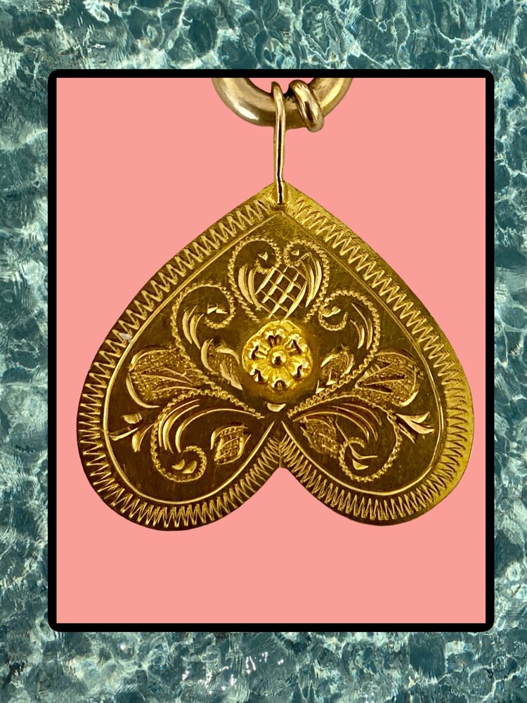 Encarved large heart 18 crt gold