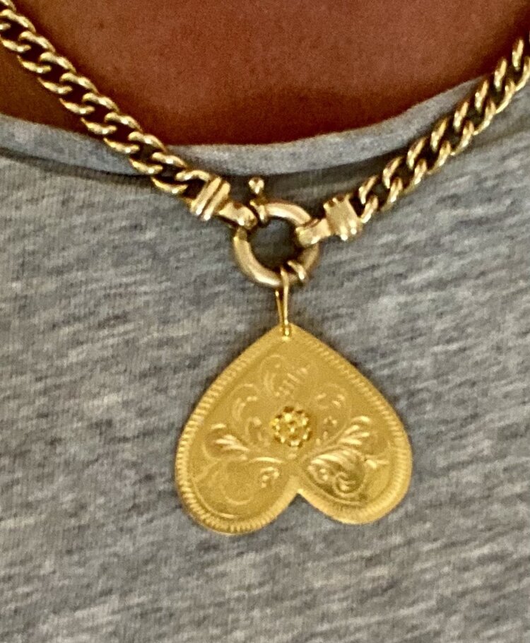 Encarved large heart 18 crt gold