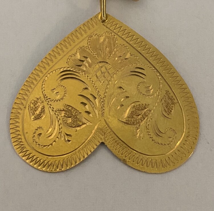 Encarved large heart 18 crt gold