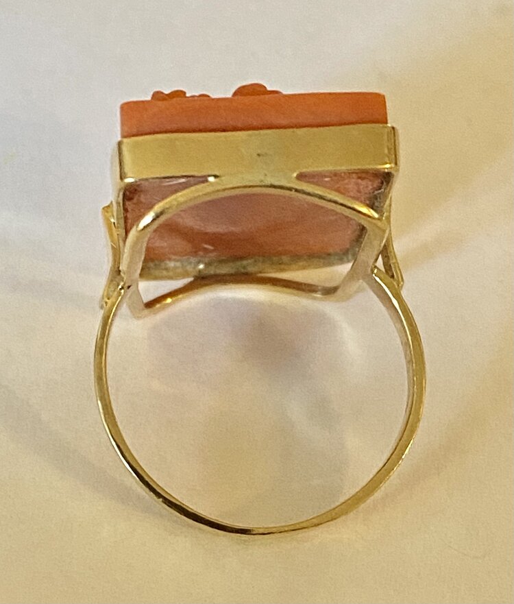 18 crt Ring met roze antiek  Siciliaans koraal cameo afbeelding Venus