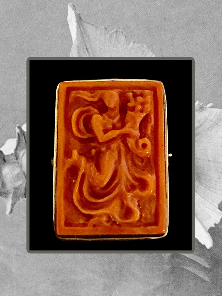 18 crt Ring met roze antiek  Siciliaans koraal cameo afbeelding Venus