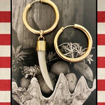 Large hoops with dangle mother of pearl tooth 14 crt