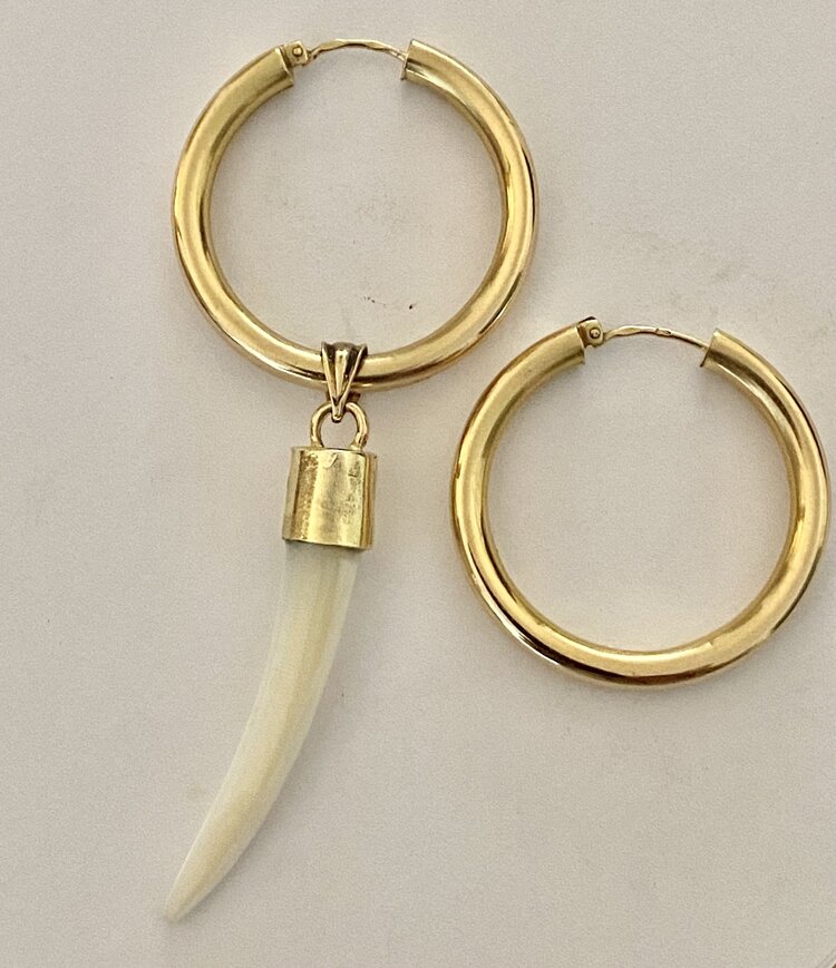 Large hoops with dangle mother of pearl tooth 14 crt