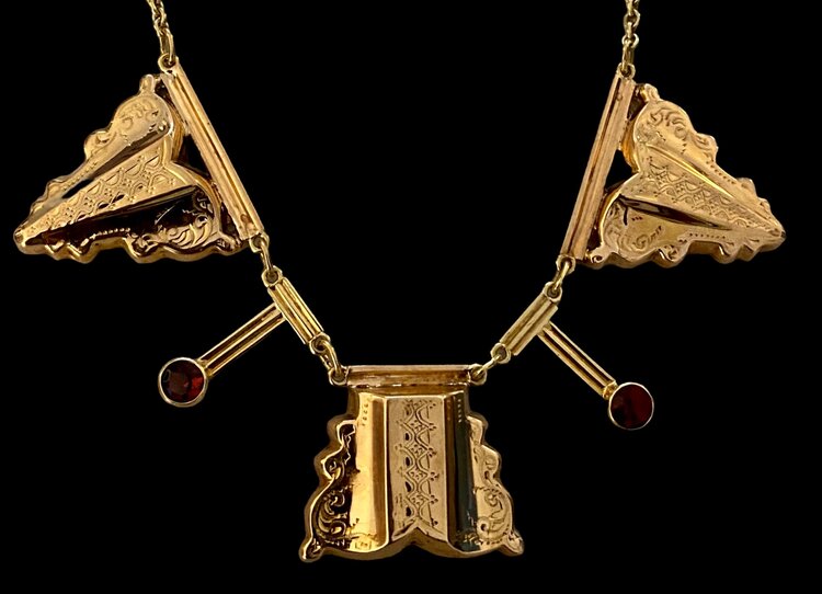 Pyramid shaped dangling ruby necklace 14 crt