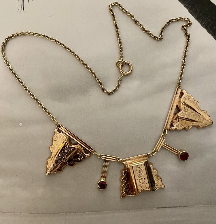 Pyramid shaped dangling ruby necklace 14 crt