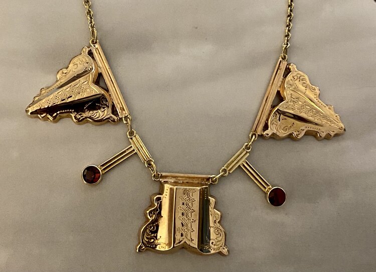 Pyramid shaped dangling ruby necklace 14 crt