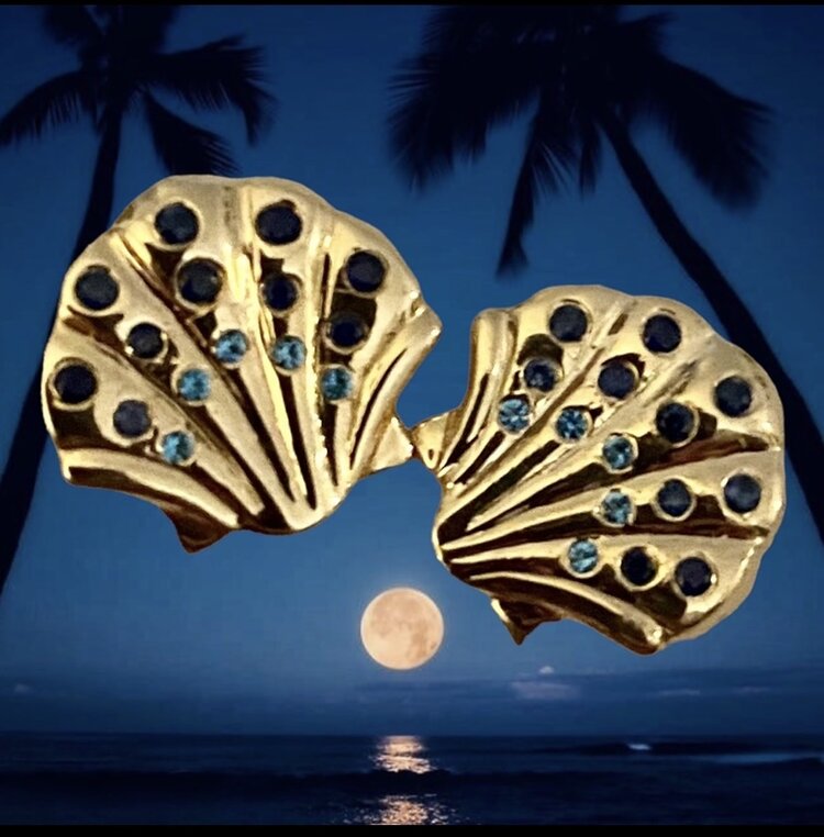 Blue sapphire shell studs 14 crt