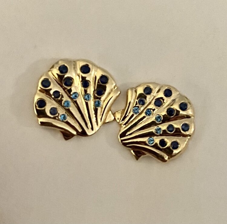 Blue sapphire shell studs 14 crt