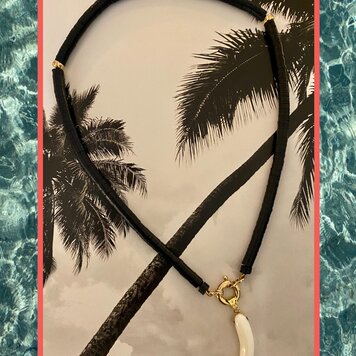 Black coconut disc necklace white coral 14 crt