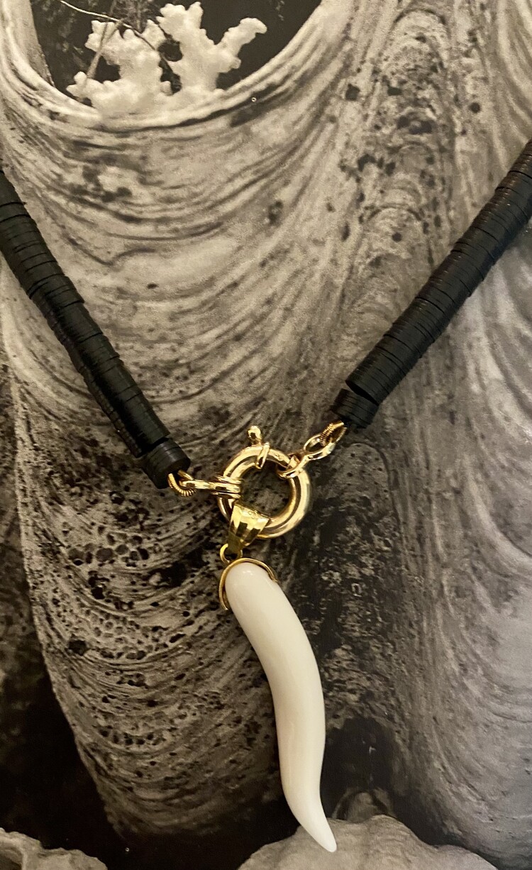 Black coconut disc necklace white coral 14 crt