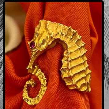 Seahorse ring  ruby eye 18 crt gold