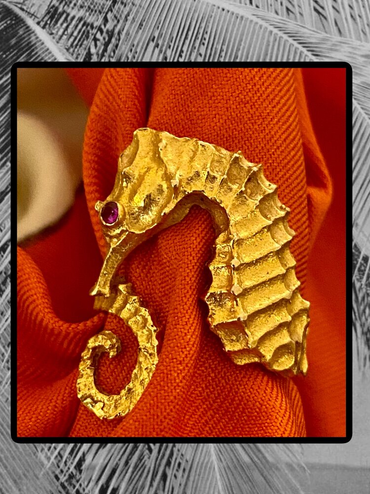 Seahorse ring ruby eye 18 crt gold