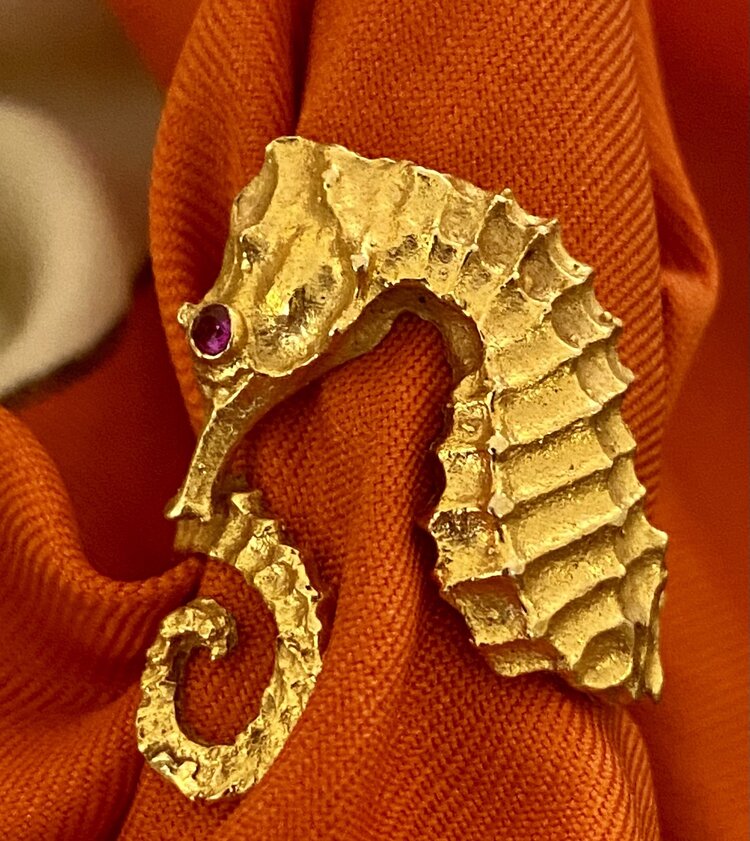 Seahorse ring ruby eye 18 crt gold