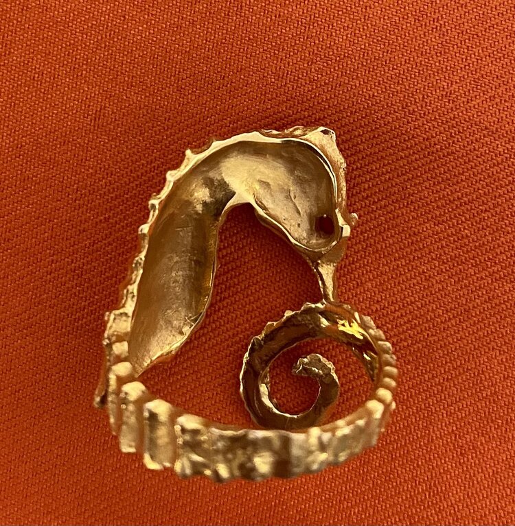 Seahorse ring ruby eye 18 crt gold