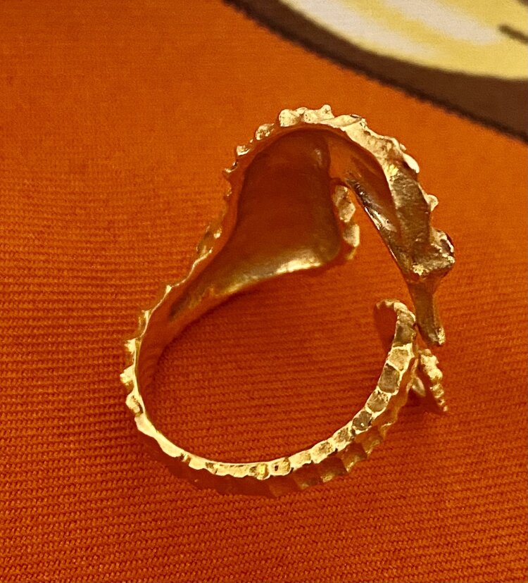 Seahorse ring ruby eye 18 crt gold