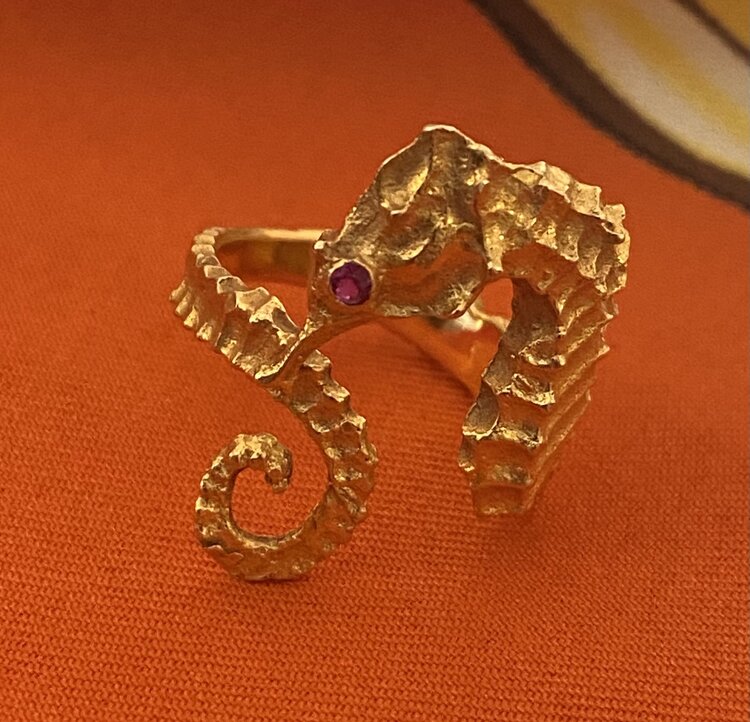 Seahorse ring ruby eye 18 crt gold