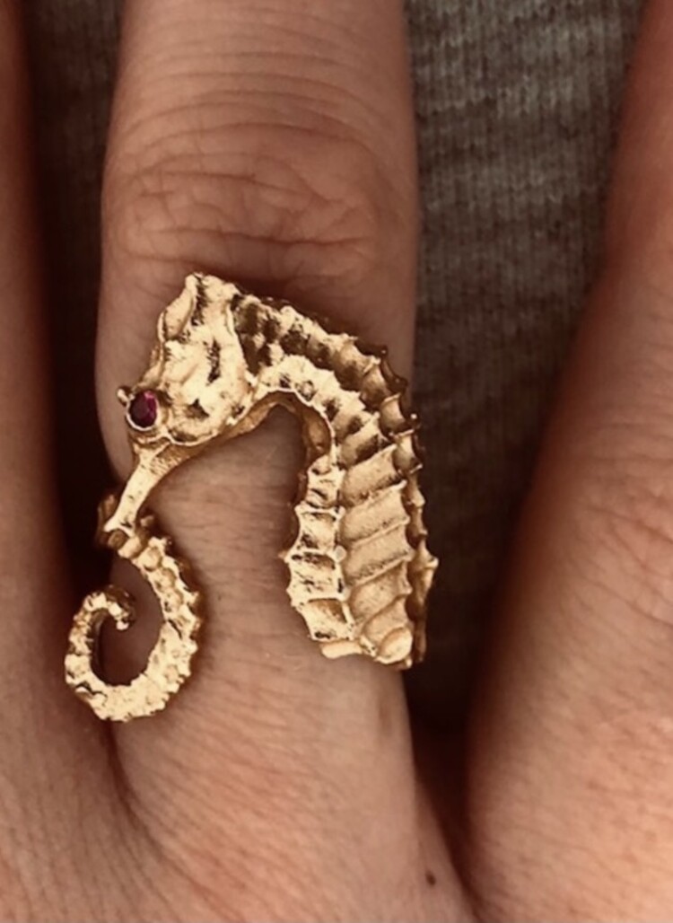 Seahorse ring ruby eye 18 crt gold