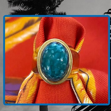 Chrysoprase stone ring in a 14 crt gold setting