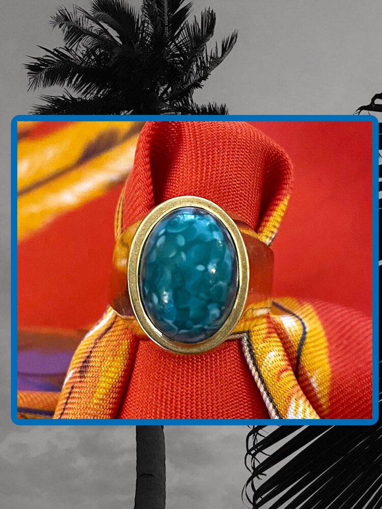 Chrysoprase stone ring in a 14 crt gold setting