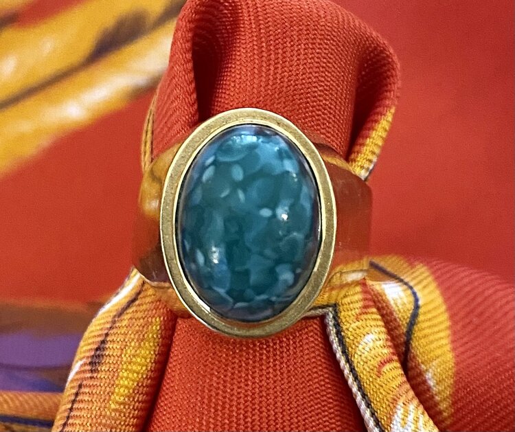 Chrysoprase stone ring in a 14 crt gold setting