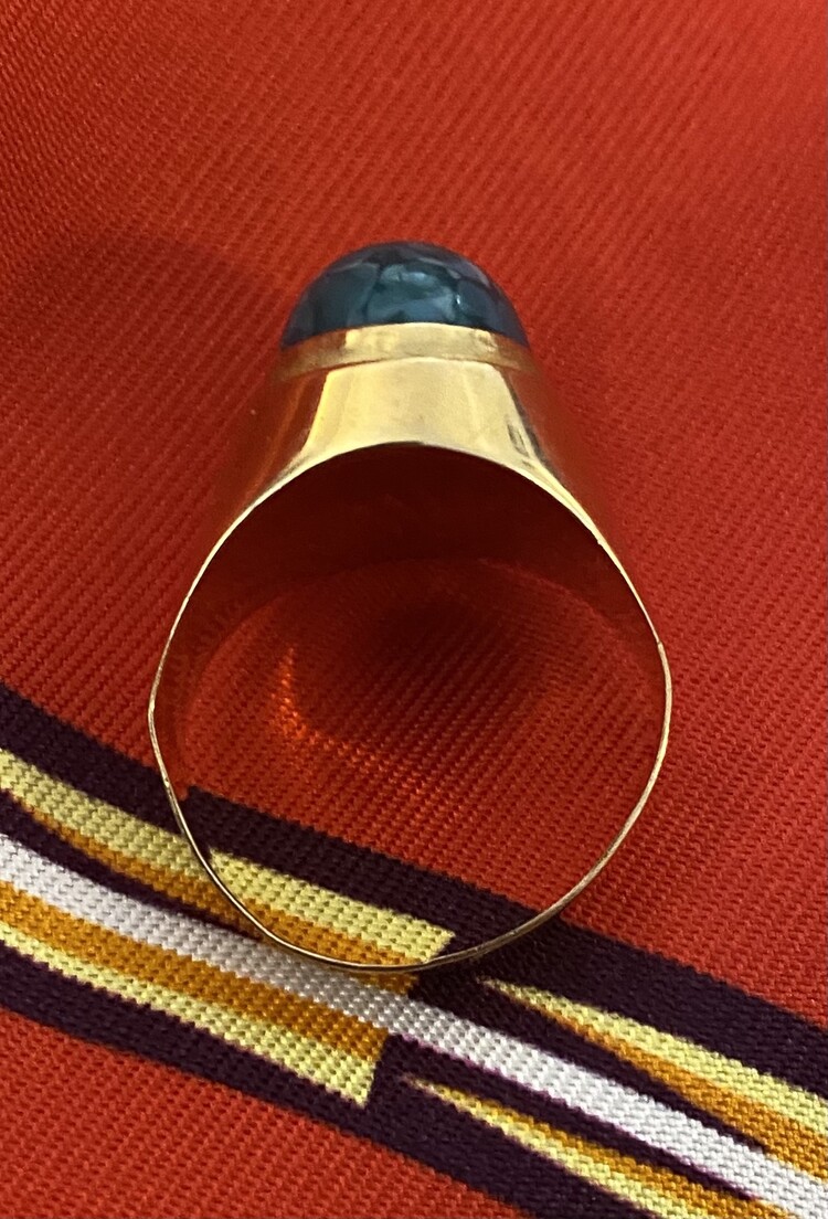 Chrysoprase stone ring in a 14 crt gold setting