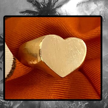 Chunky heart signet ring massive 14 crt
