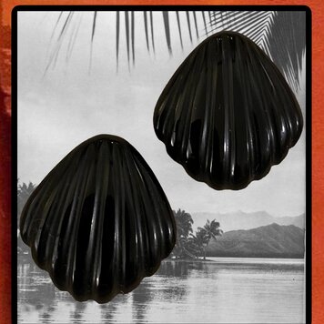 Black Onyx large shell stud  14 crt