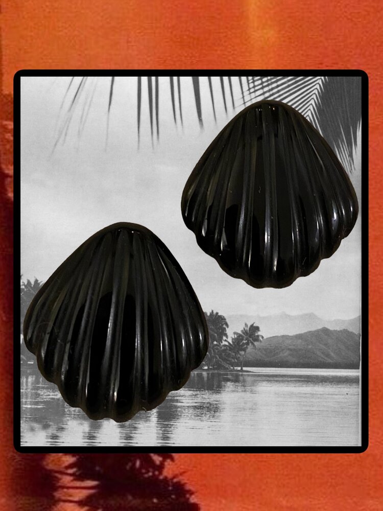 Black Onyx large shell stud  14 crt