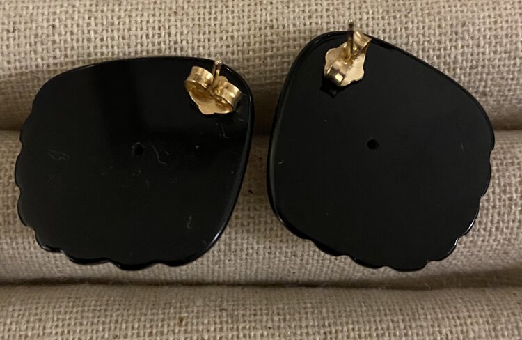 Black Onyx large shell stud  14 crt