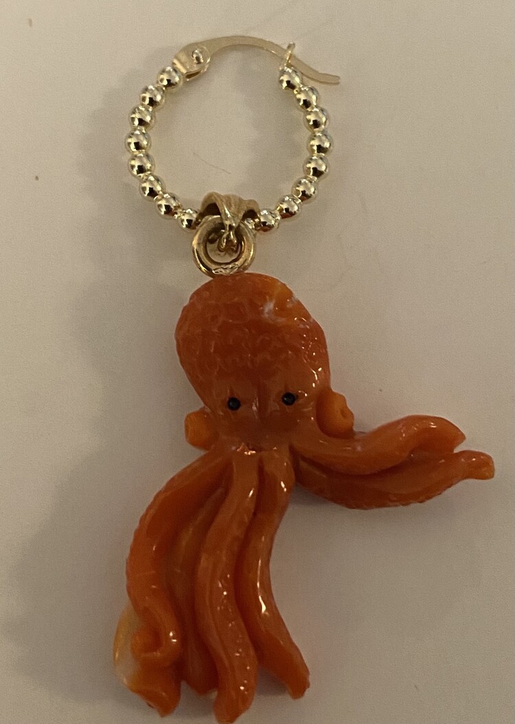 Coral octopus wire hoop 14 crt