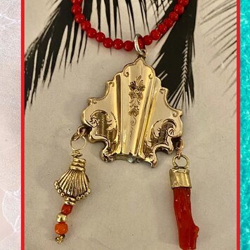 Zeeuws lock charm dangling coral and shell massive 14 crt gold