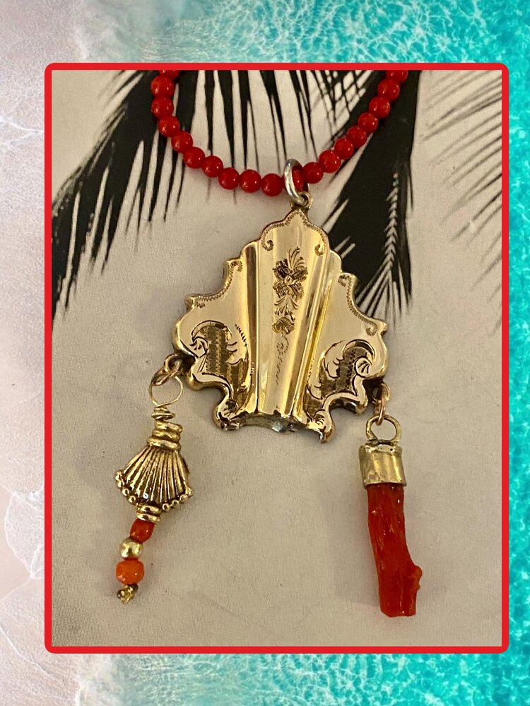 Zeeuws lock charm dangling coral and shell massive 14 crt gold