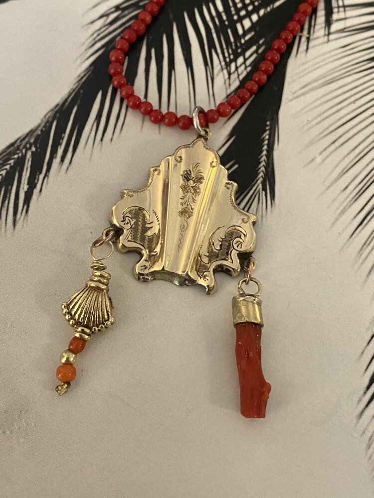 Zeeuws lock charm dangling coral and shell massive 14 crt gold