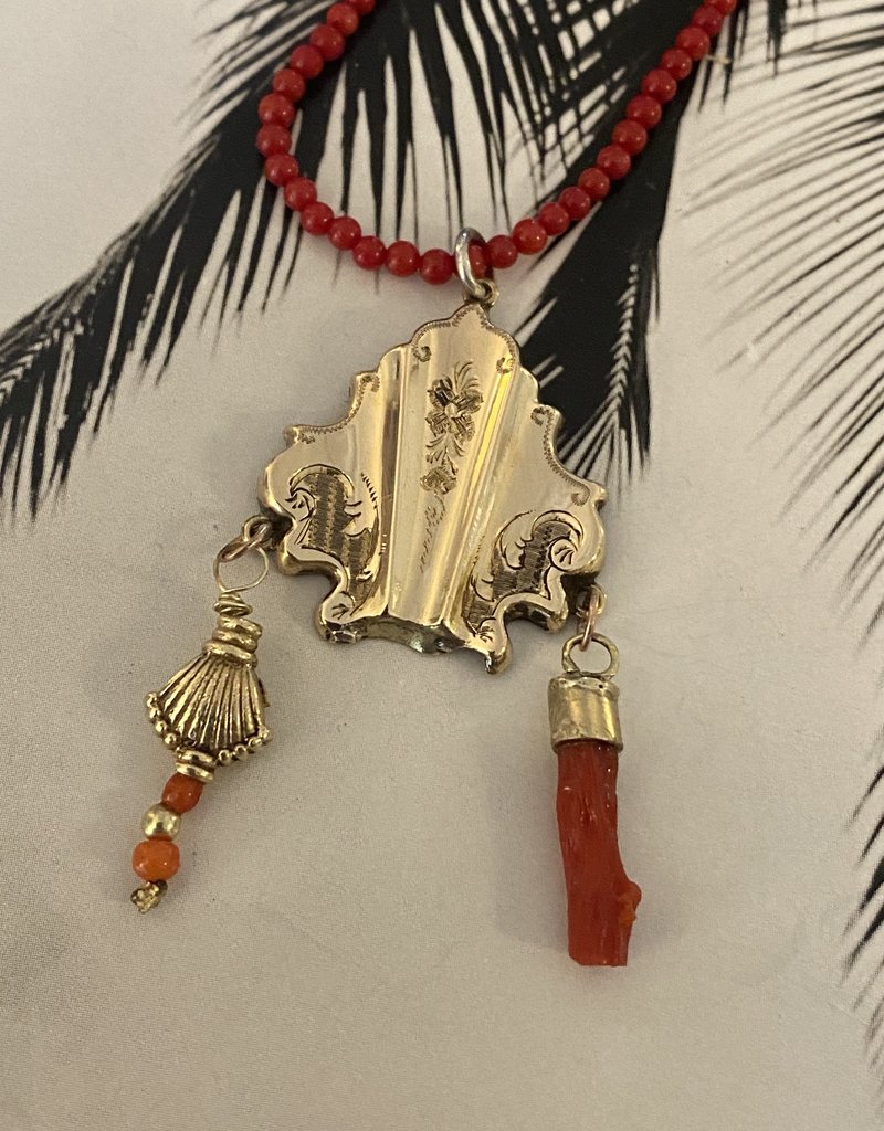 Zeeuws lock charm dangling coral and shell massive 14 crt gold