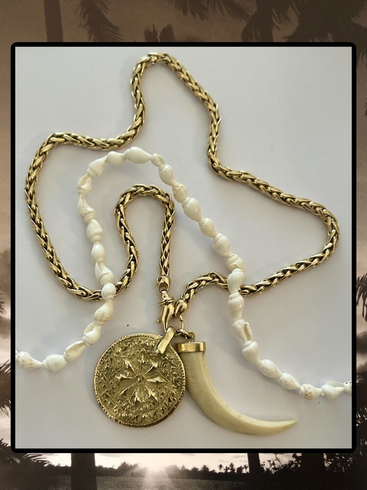 LarLarge tooth from africa in a 14 crt gold setting